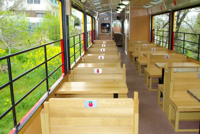 開放感あふれる「トロッコわっしー号」の車内