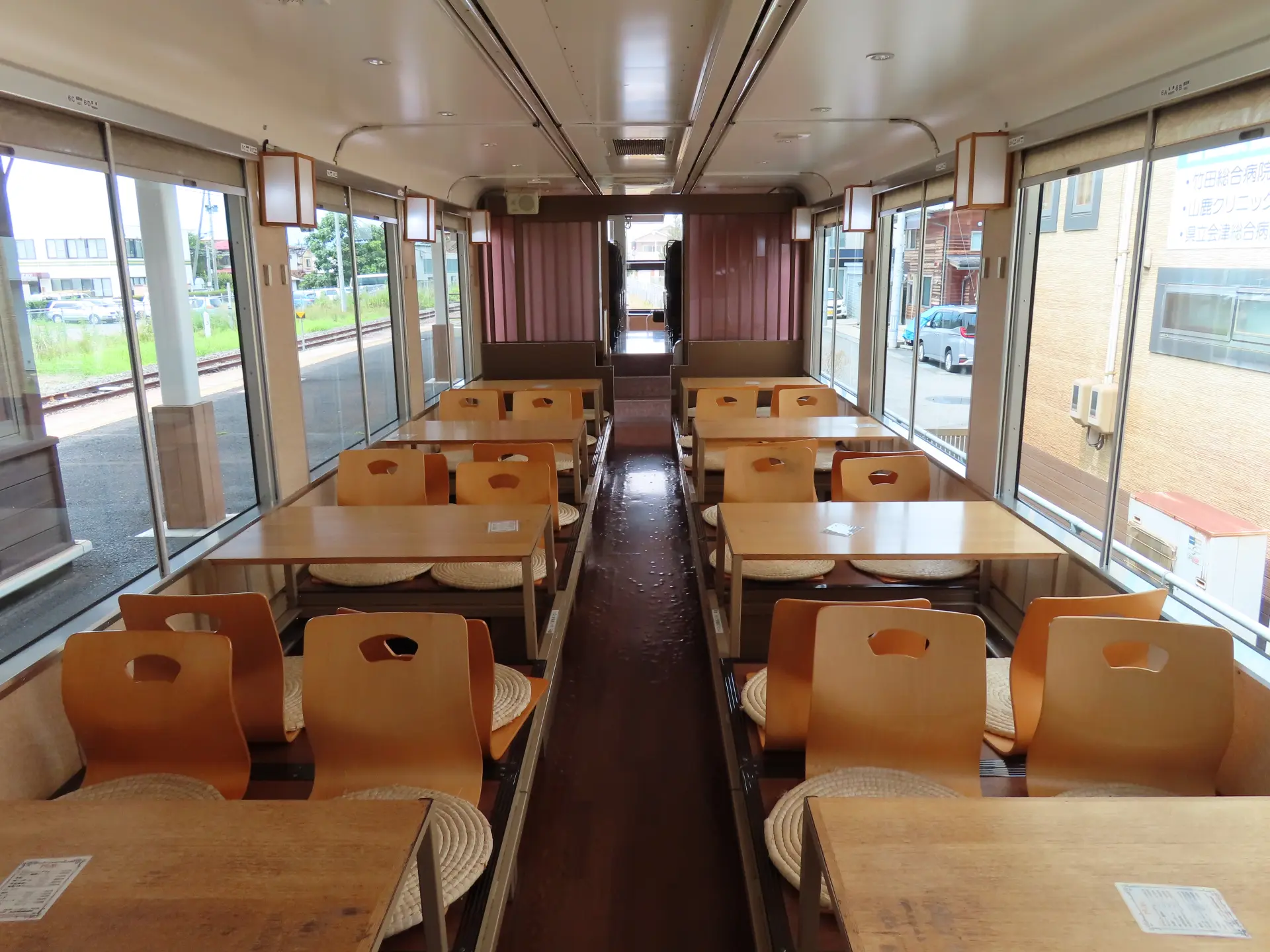 「お座トロ展望列車」のお座敷席車両