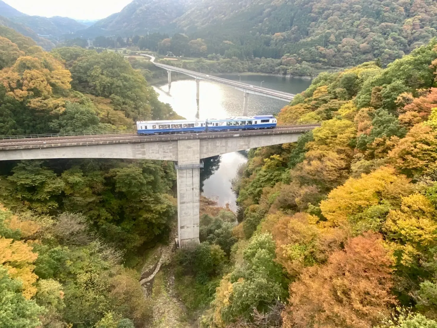 大川橋梁を渡るお座トロ展望列車