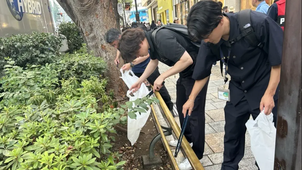 清掃街區垃圾的志工
