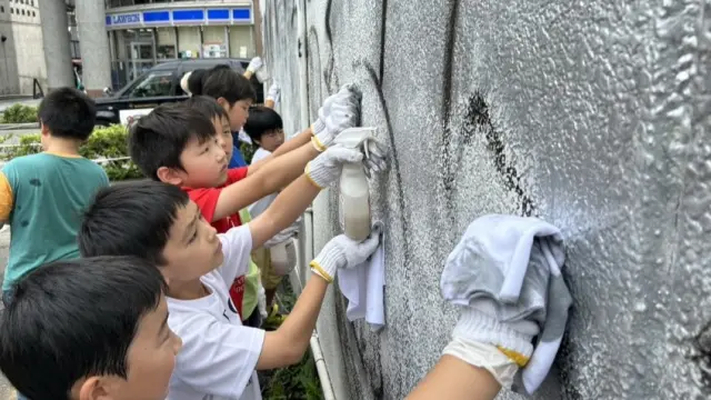 志工人員清除塗鴉時的情形