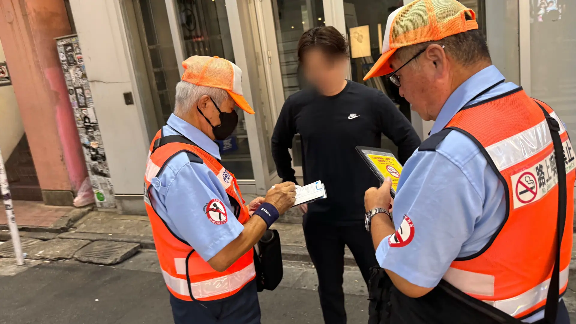巡邏人員與裁罰對象溝通時的情形