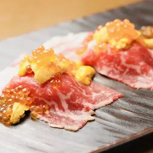 精选炙烧瘦牛肉握寿司(海胆、鲑鱼卵配料)
