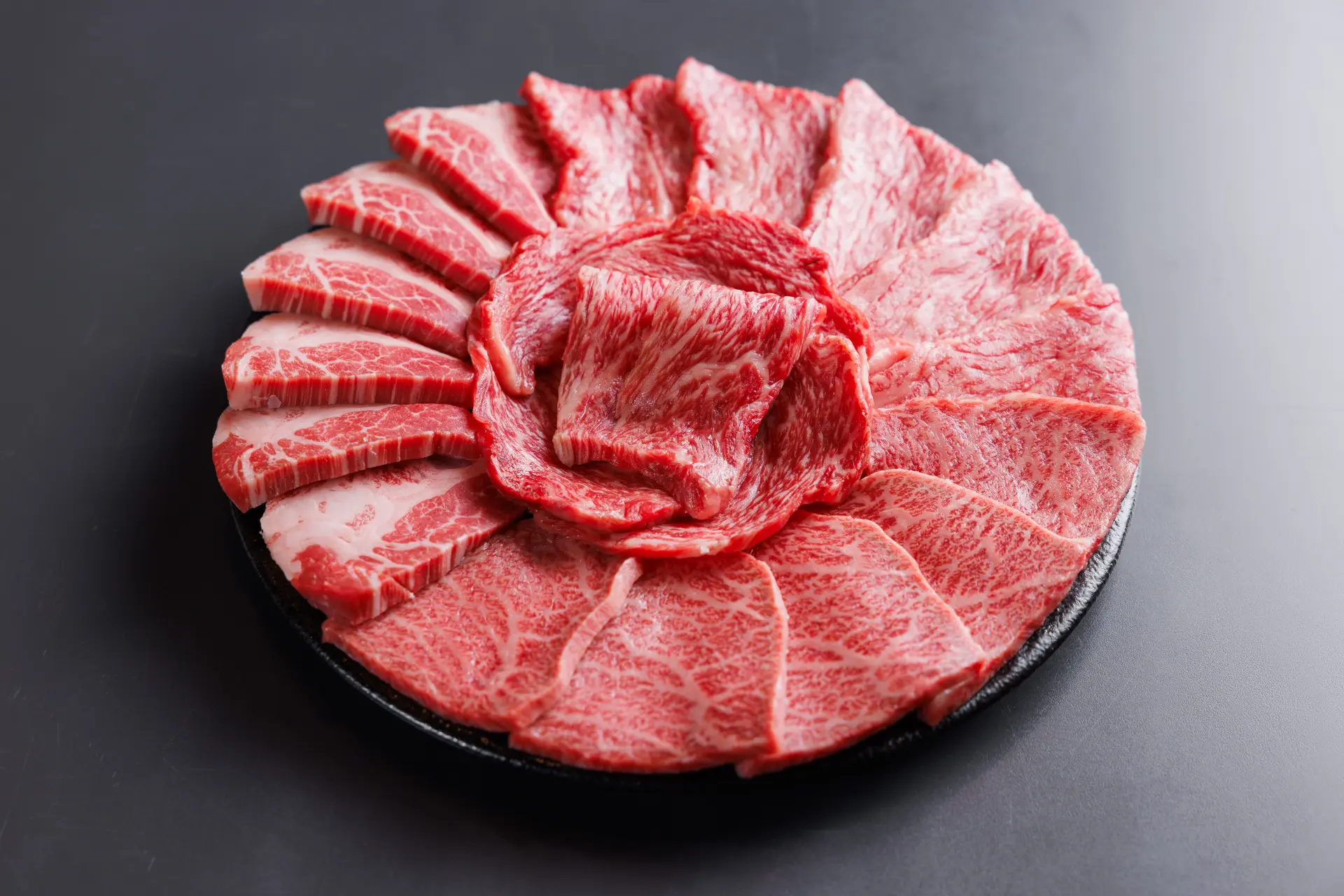 以厚切方式供应的「夏多黑毛和牛拼盘」
