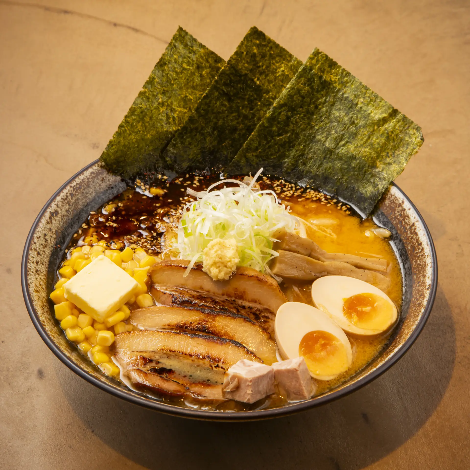 COCONO SUSUKINO店限定的「札幌味噌拉面炙烧猪肉特餐(札幌味噌ラーメン炙り豚スペシャル)」