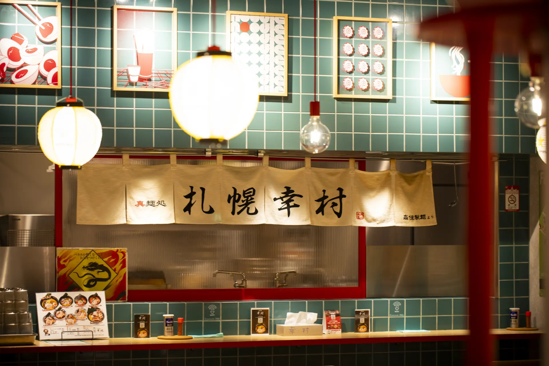 位于美食广场内,桌席与吧台席皆宽敞舒适