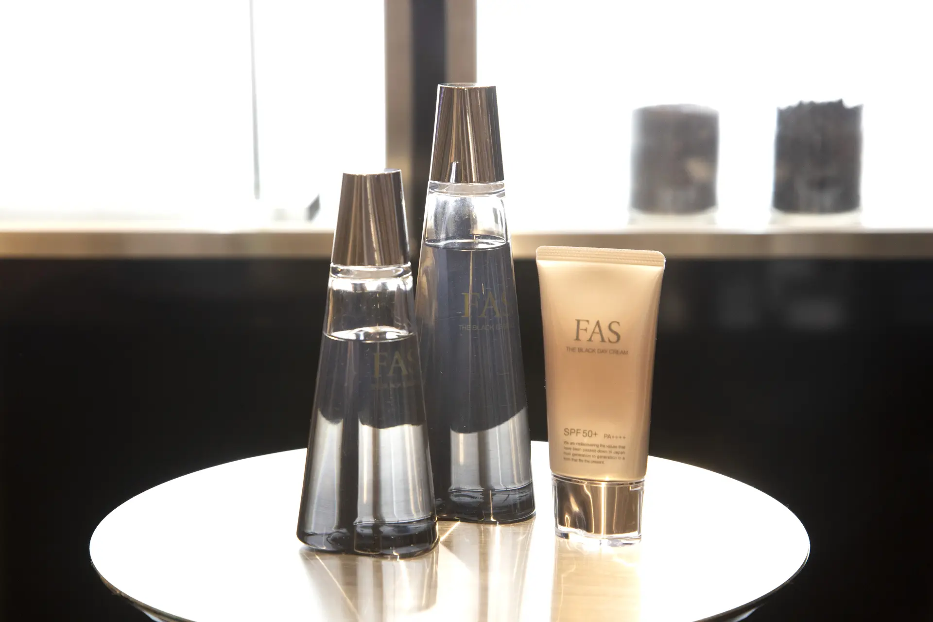 引發廣大迴響的「FAS THE BLACK ESSENCE」（左・中）與「FAS THE BLACK DAY CREAM」（右）