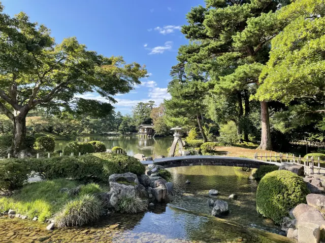庭園の中心近くに広がる霞ヶ池は見どころのひとつ
