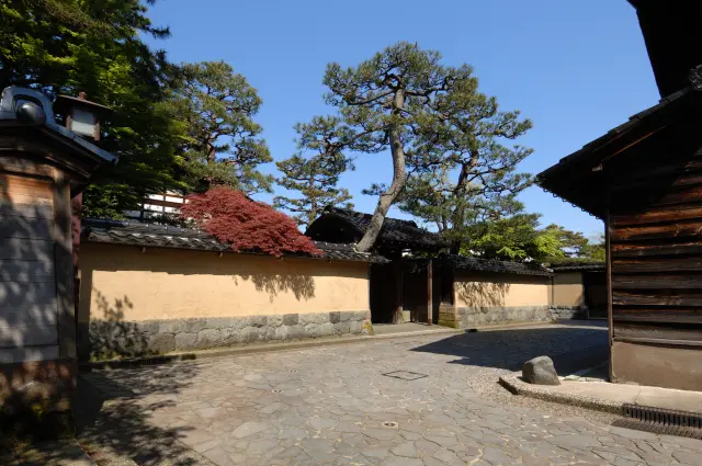 土塀が続く歴史情緒あふれる長町の町並み