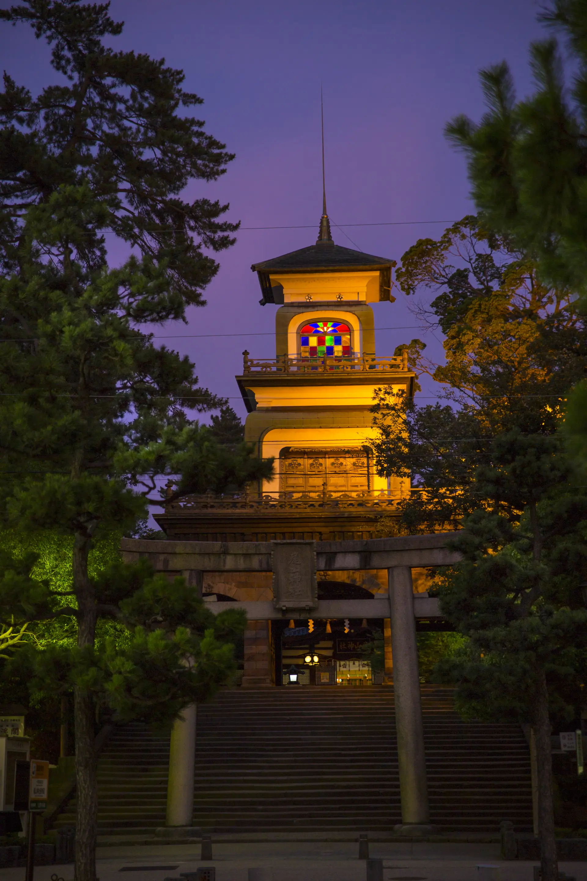 幻想的な夜景を演出する神門のライトアップ