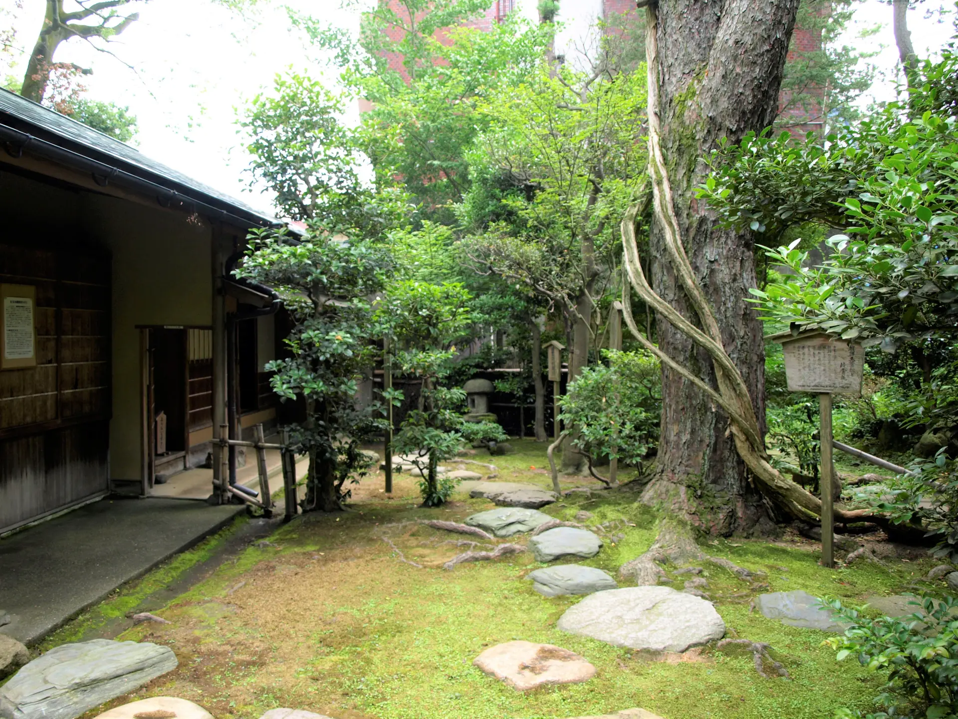 侘茶の世界観を表現した、落ち着いた佇まいの「灑雪亭茶室」
