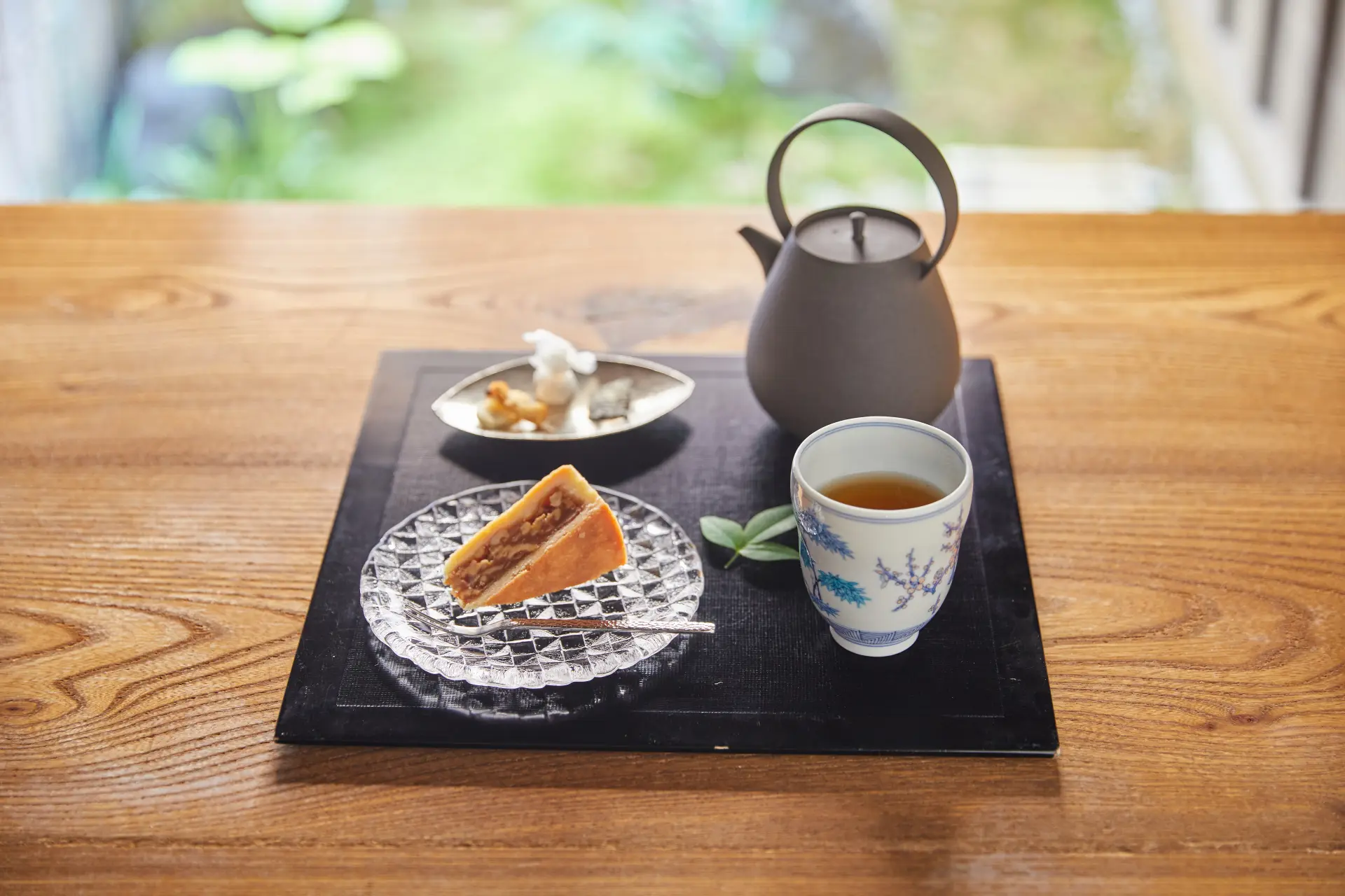 季節の和菓子とともにほうじ茶を堪能