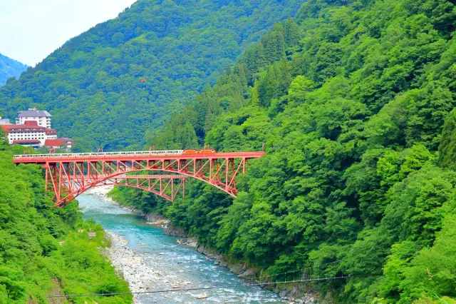 在黑部峽谷地區，可一邊欣賞峽谷美景，一邊享受小火車之旅