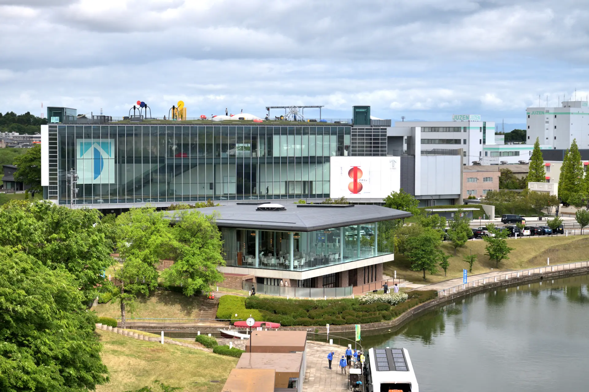 富岩運河の脇に立つ美術館