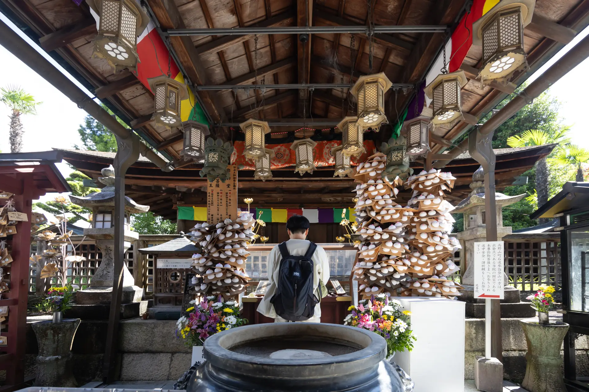 Offer a prayer at the main hall and purify your mind before climbing the Choishimichi Pilgrimage Route.