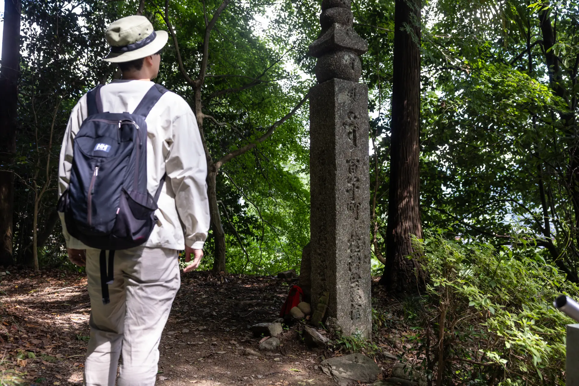 The first choishi stone marker stands beside the steps leading from Jison-in Temple to Niukanshofu-jinja Shrine.