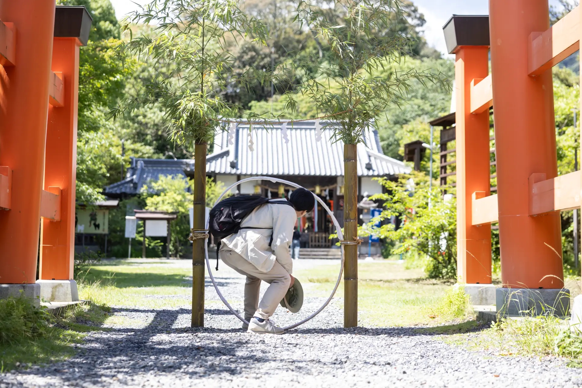 The chinowa purification ring, installed only from June 1 to July 7 and December 15 to January 15, is said to cleanse those who pass through it of spiritual impurities.