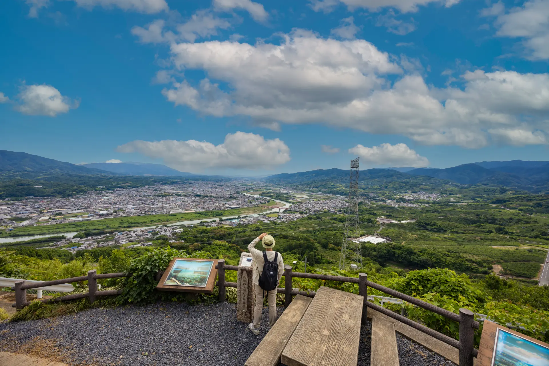 After an approximately 40-minute walk from Jison-in Temple, take a break at a viewpoint overlooking the Kinokawa River.