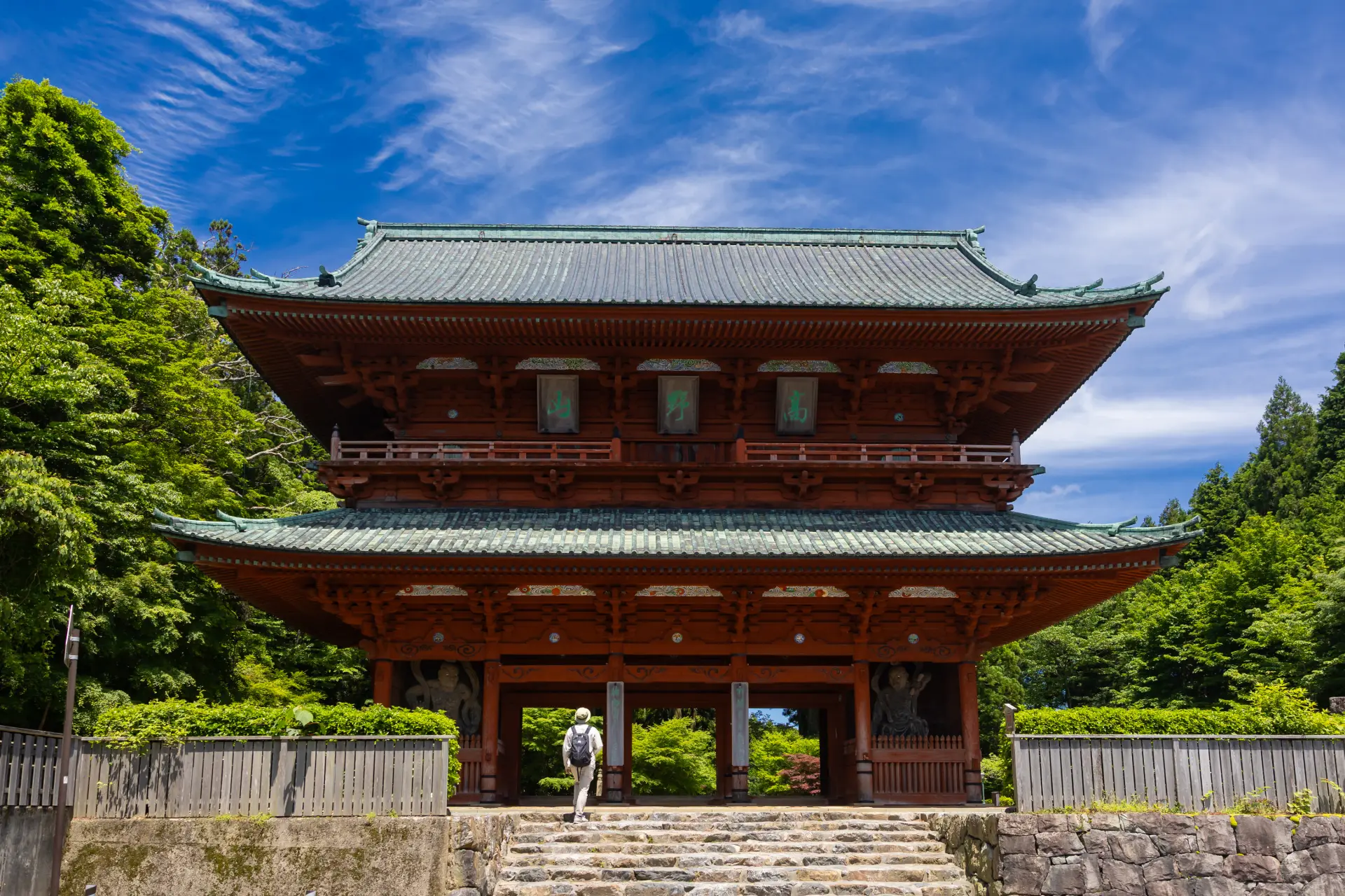 After such a long walk, passing through Dai-mon Gate feels even more moving.