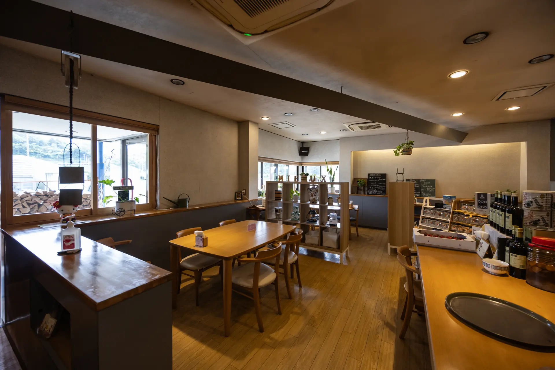 The interior is filled with the warmth of wood. Please note that each group is limited to six guests, and children under elementary school age are not permitted.