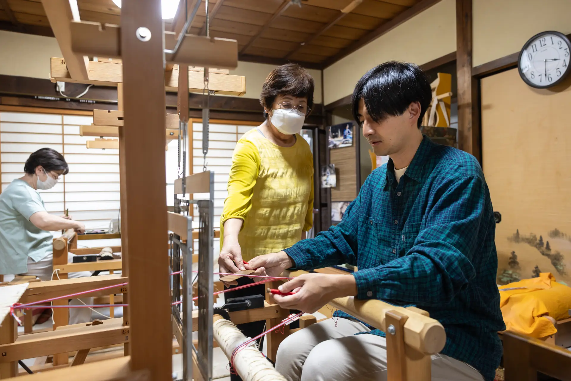 The staff carefully explain each step, allowing even beginners to participate with confidence.