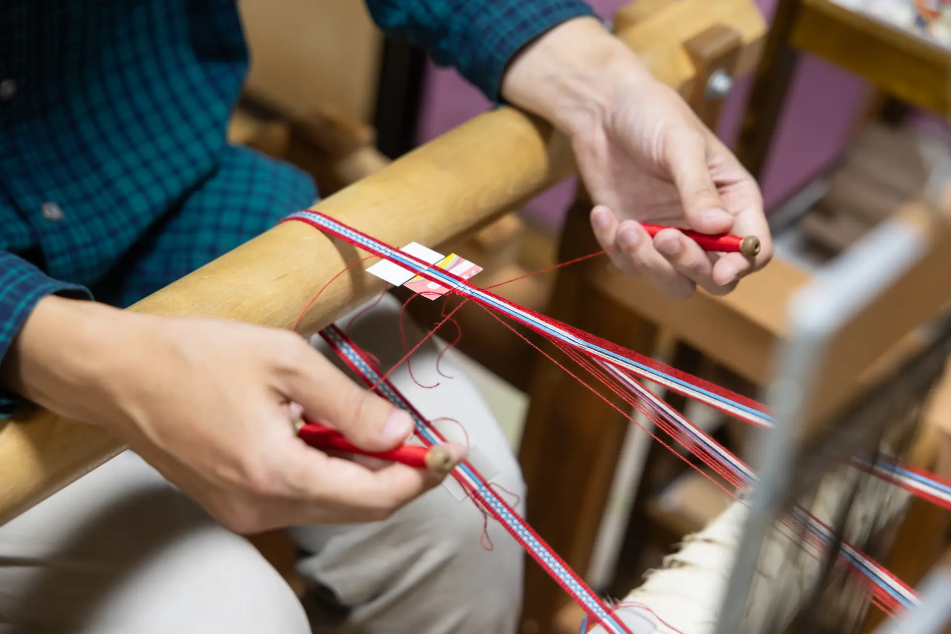 Pass the weft thread through and continue weaving little by little while alternating the foot pedals.