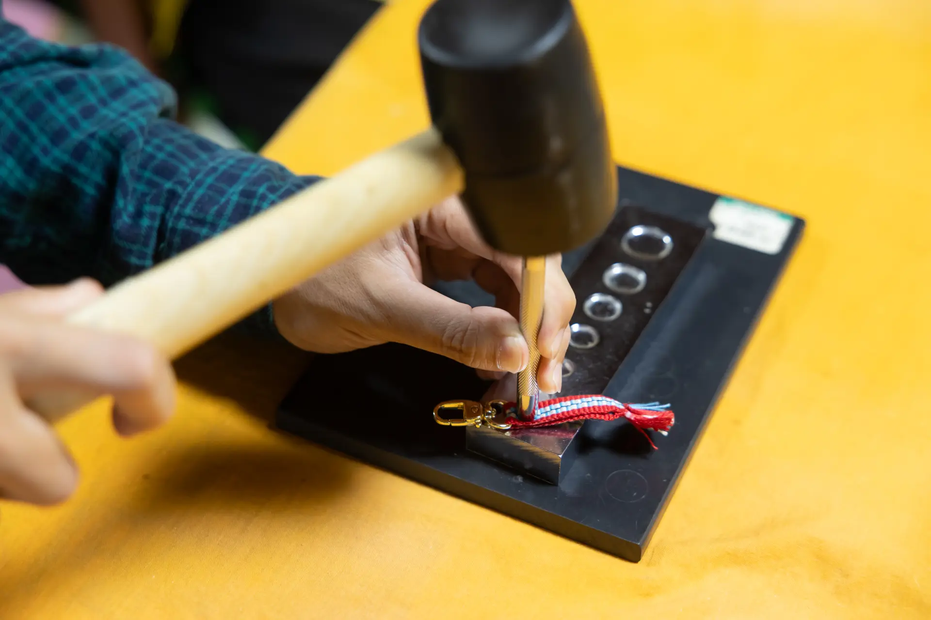 Attach the metal fitting and secure it with a hammer to complete your one-of-a-kind Sanada himo.