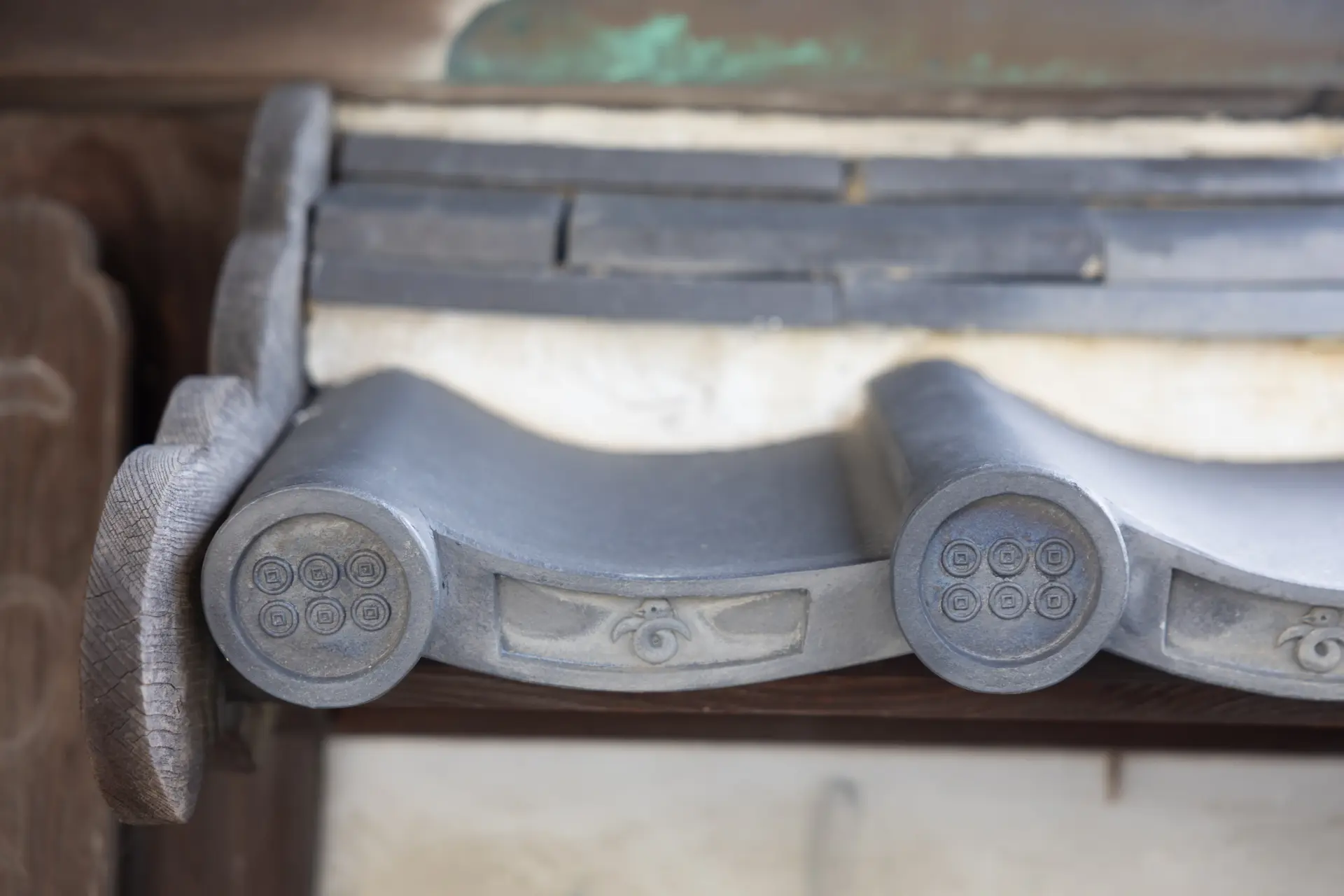 Look for the rokumonsen, the Sanada clan’s six-coin crest, carved into the roof tiles.