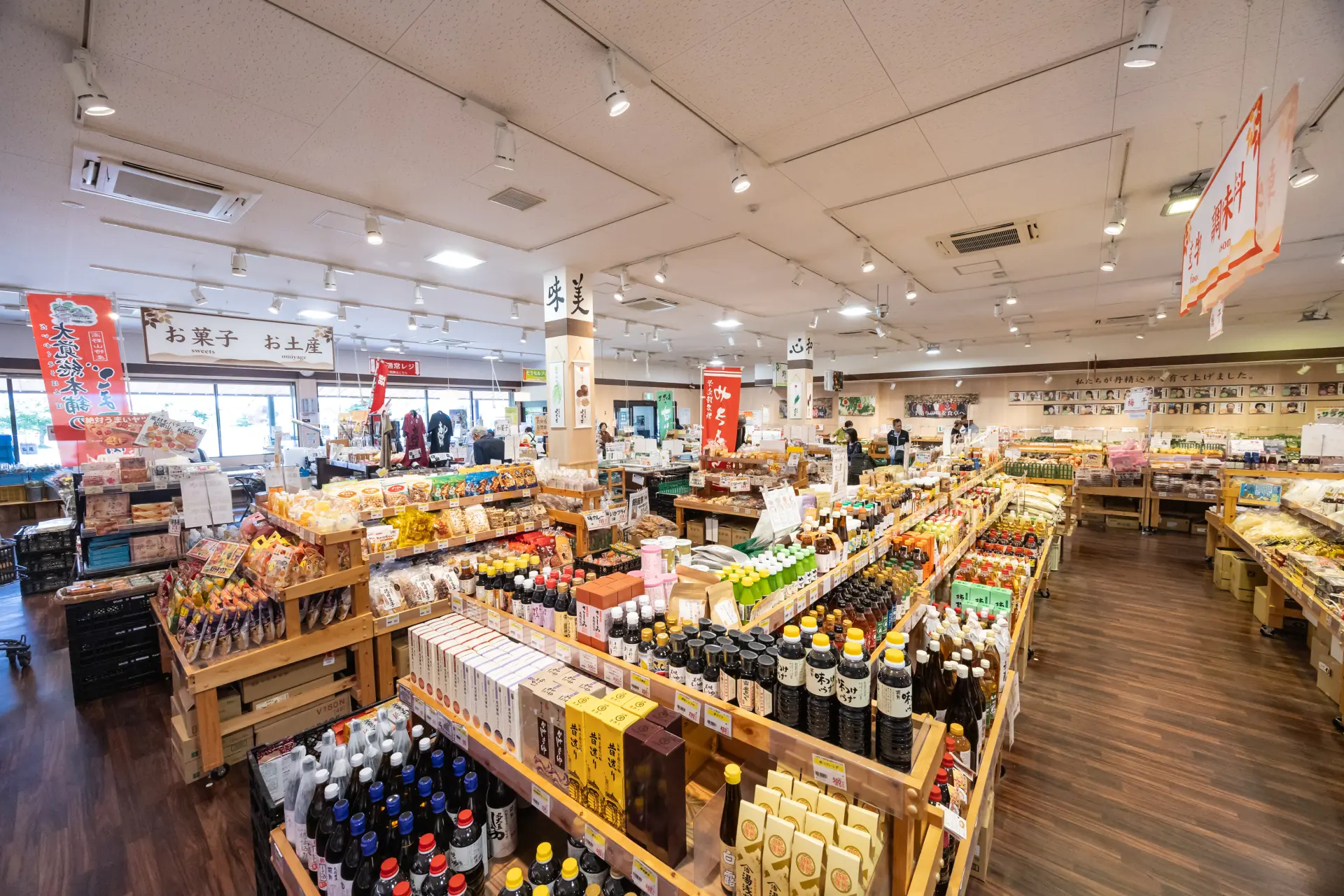 The selection includes Wakayama specialties as well as seasonings and processed food products from across Japan.