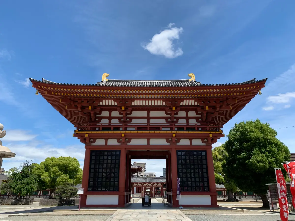 境内の西側に建つ朱塗りの「極楽門」