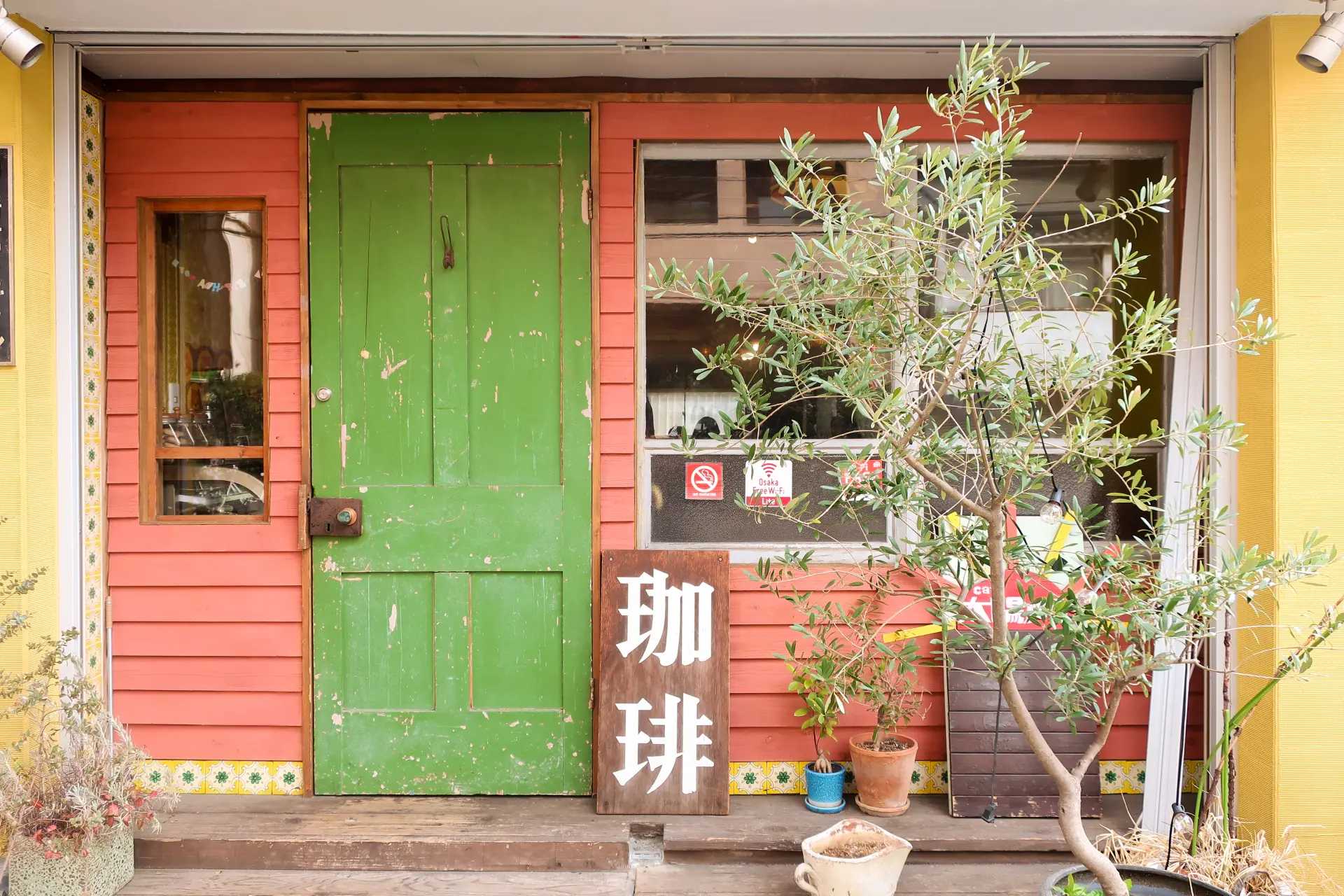 レトロな雰囲気が漂う店舗の外観