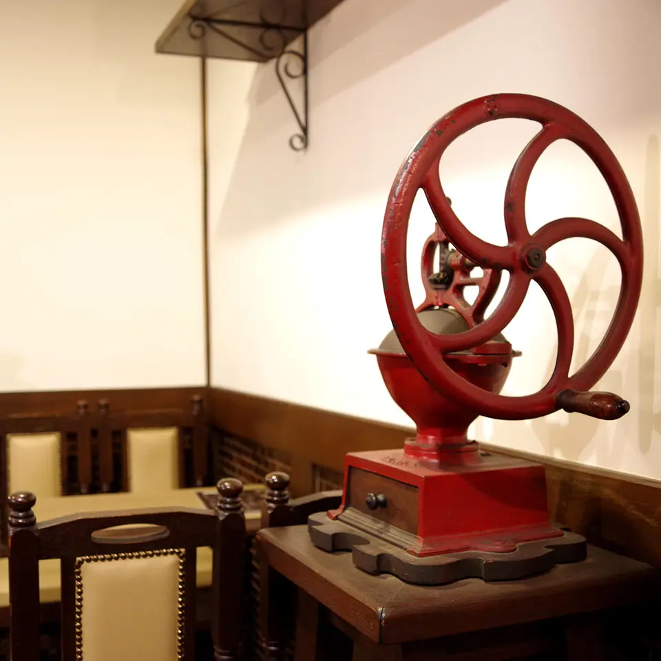 レトロな雰囲気を感じる店内のコーヒーミル
