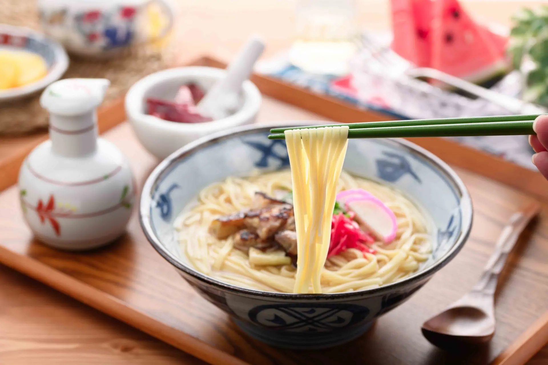 やんばるハーブ鶏を使った沖縄の代表食「沖縄そば」を食べられる(写真はイメージです)