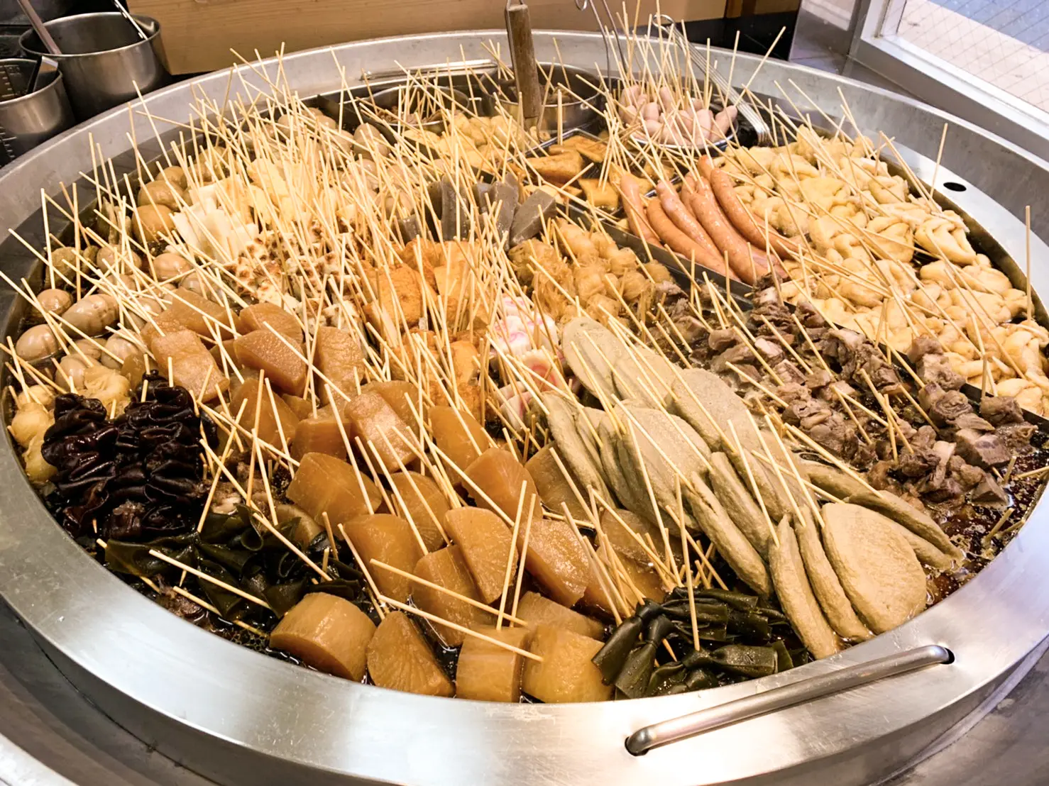 大鍋の中で串を刺したタネを煮込む、THE静岡スタイル