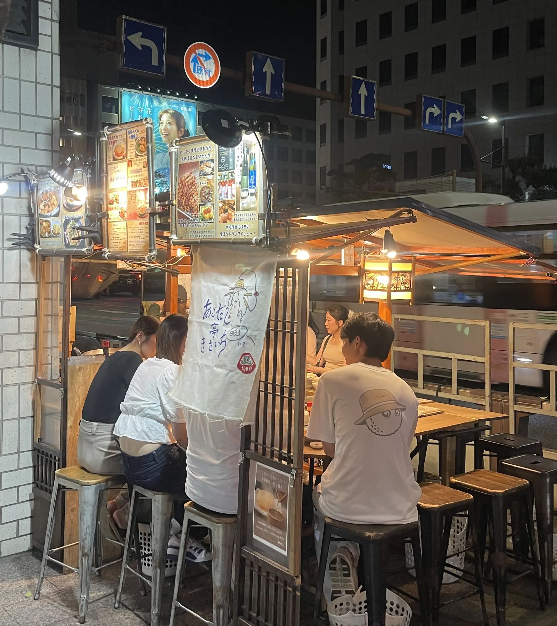 観光客でも気後れせず楽しめるオープンな雰囲気の屋台