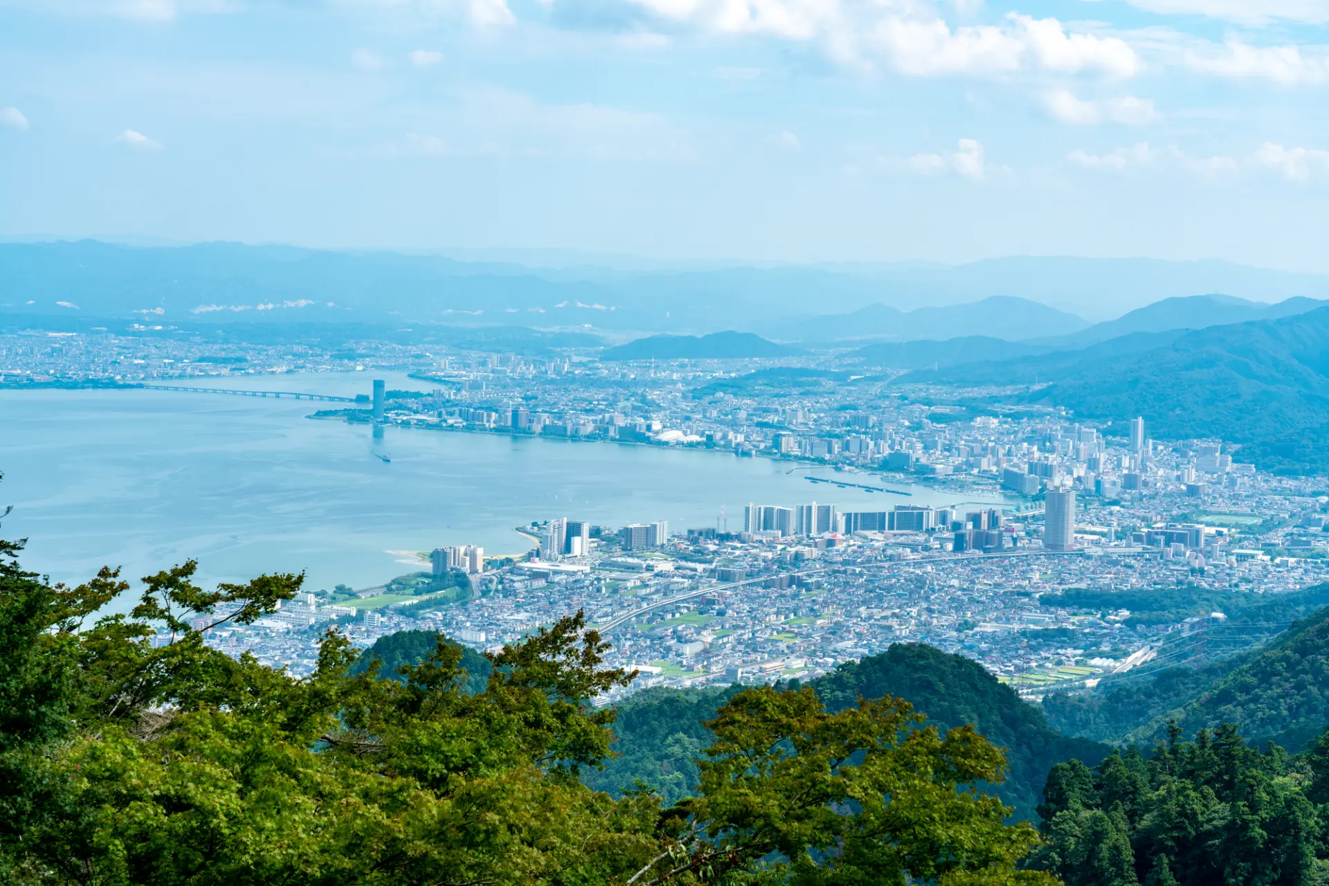琵琶湖を囲むように、多彩な観光エリアが点在している