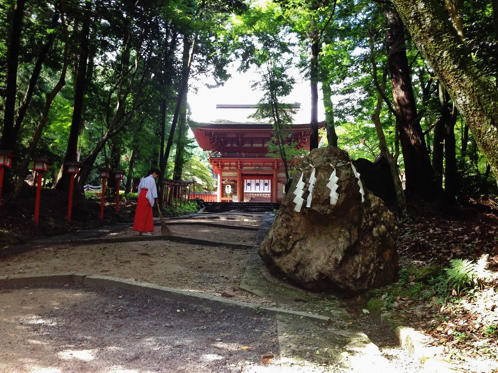 東本宮参道にある岩は、少し離れて見ると猿の顔の形が浮かんでくる