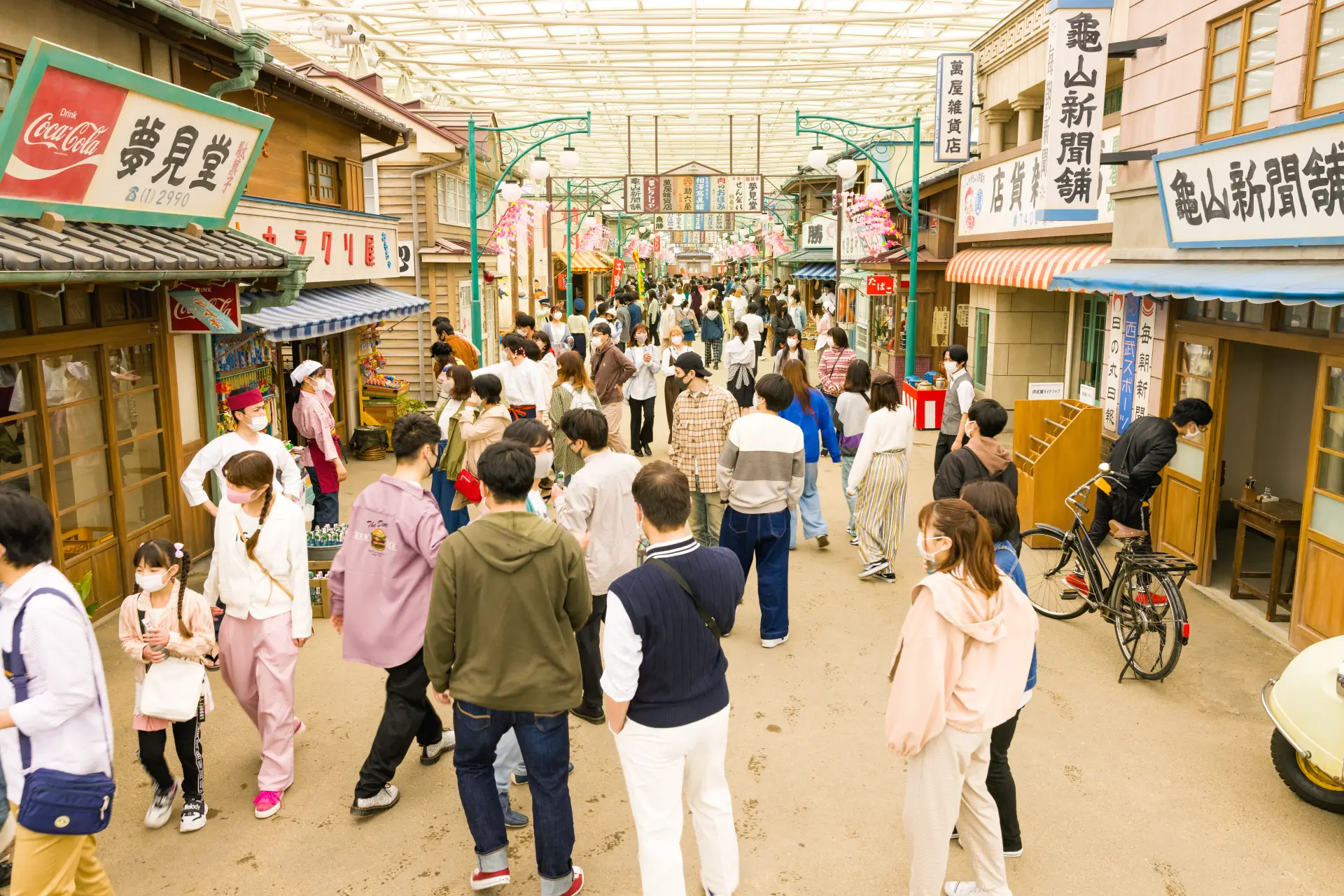 昭和の街並みが広がる「夕日の丘商店街」は、いつもにぎやか
