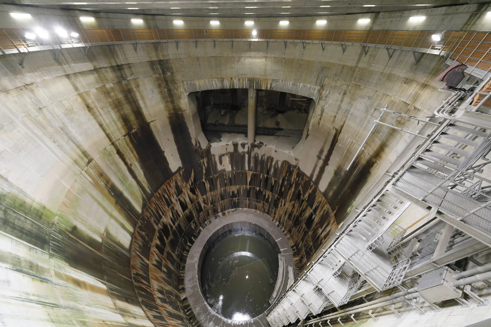 巨大な第1立坑を間近に見下ろせる「立坑体験コース」