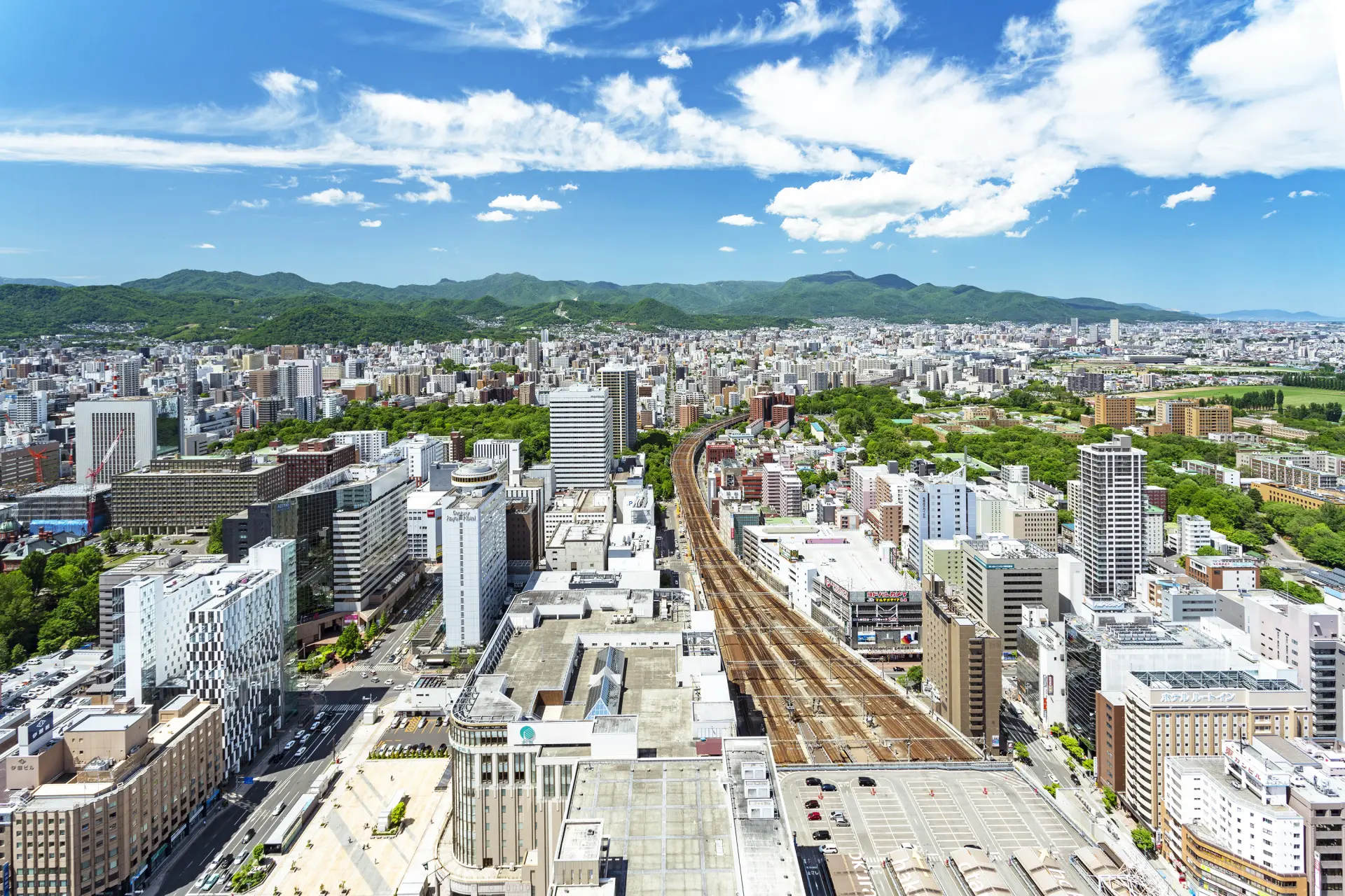 晴れた日は雄大な山々を望むこともできる。方位によって見え方が違うので、漏れなく見るのがおすすめだ