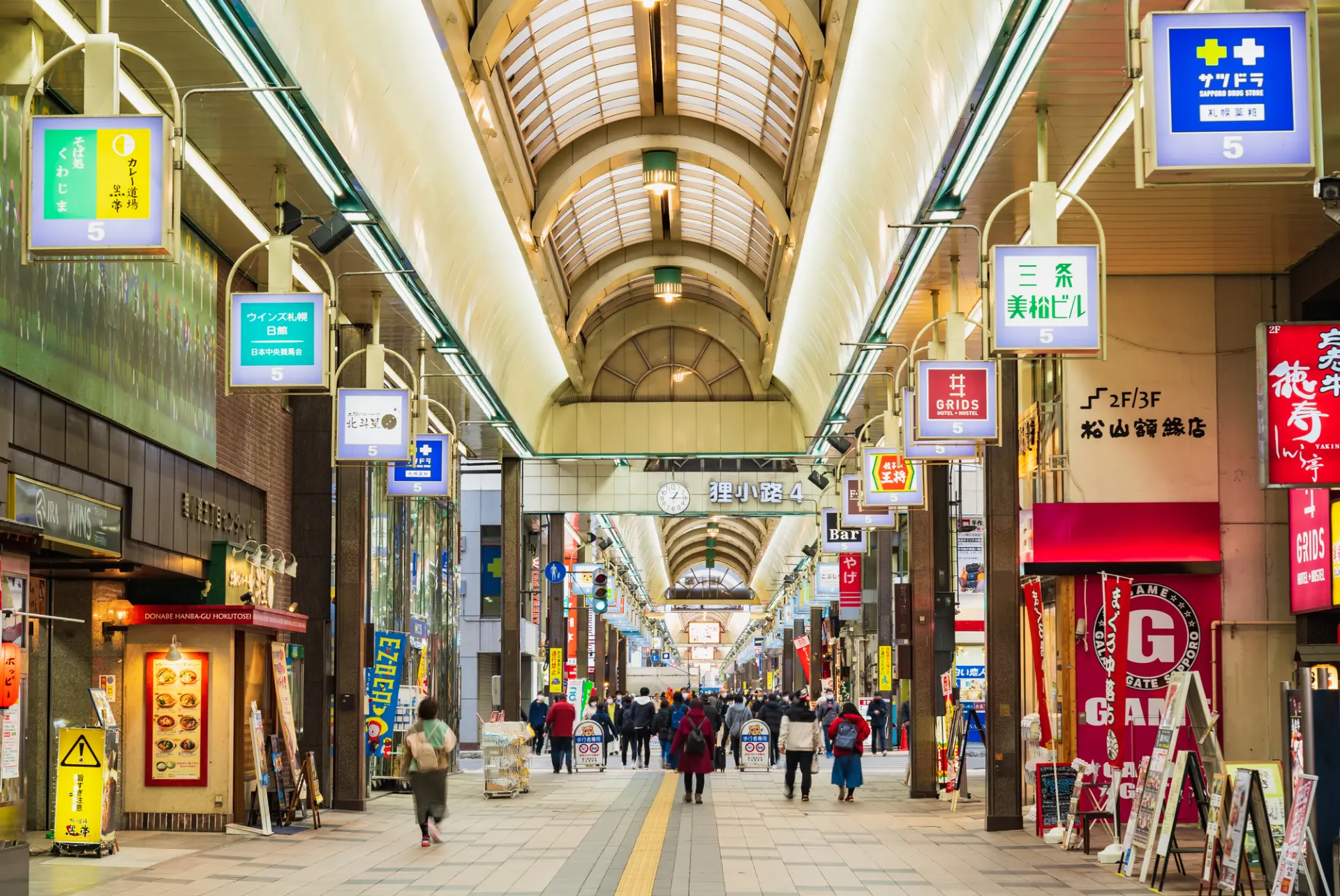 レトロな雰囲気でにぎわう狸小路商店街