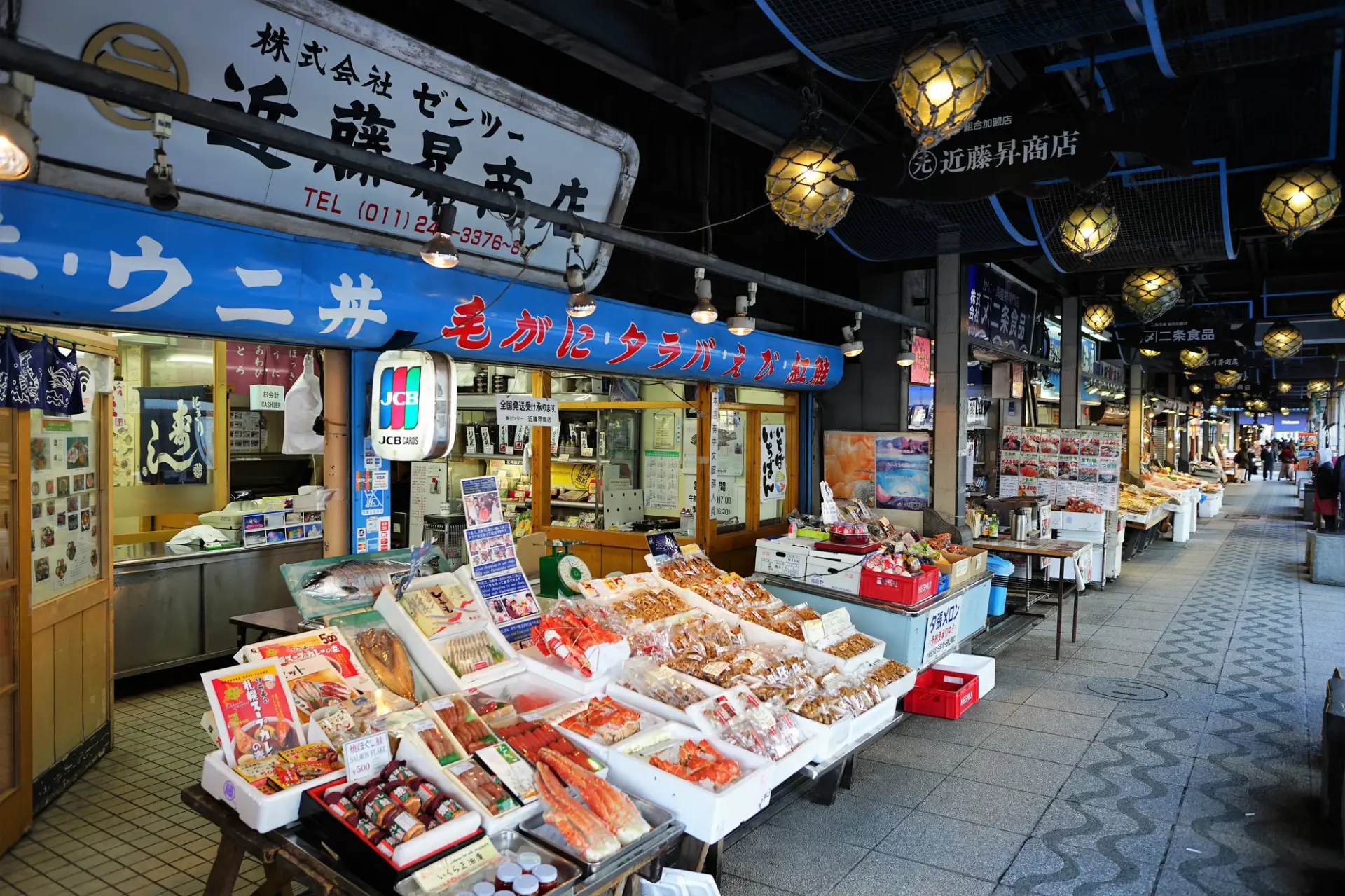 新鮮な魚介類が並ぶ「二条市場」