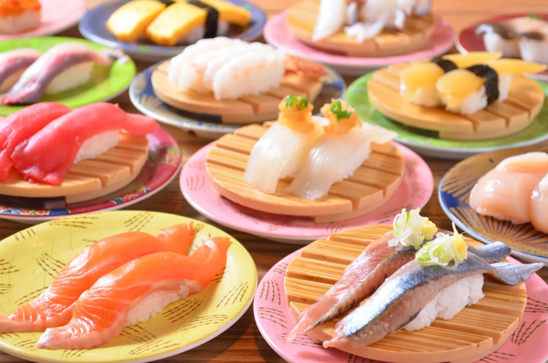 鮮度抜群の定番から旬のネタまで幅広く揃う