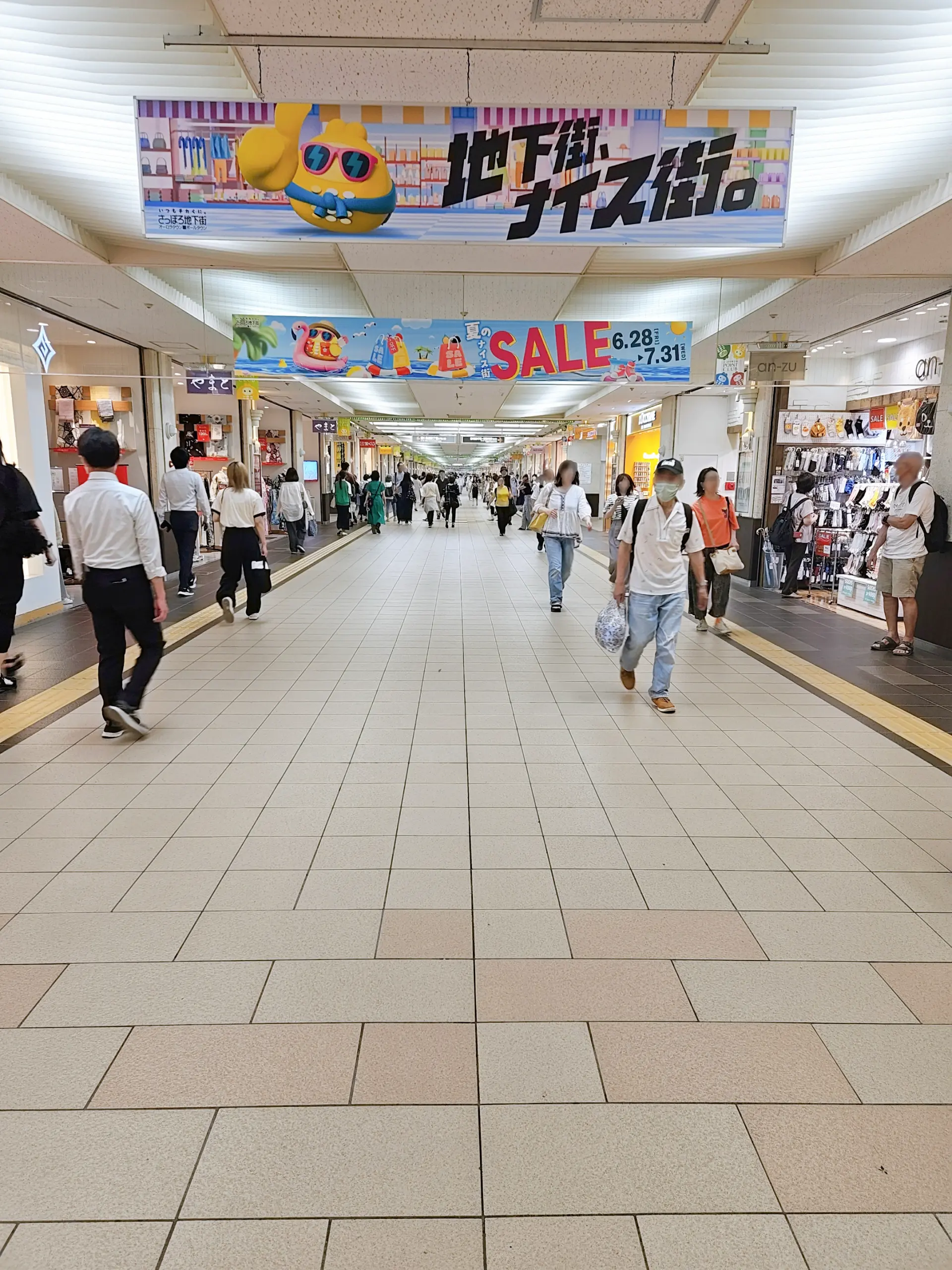 さまざまな店舗が連なり、旅ナカでの買い物にも便利