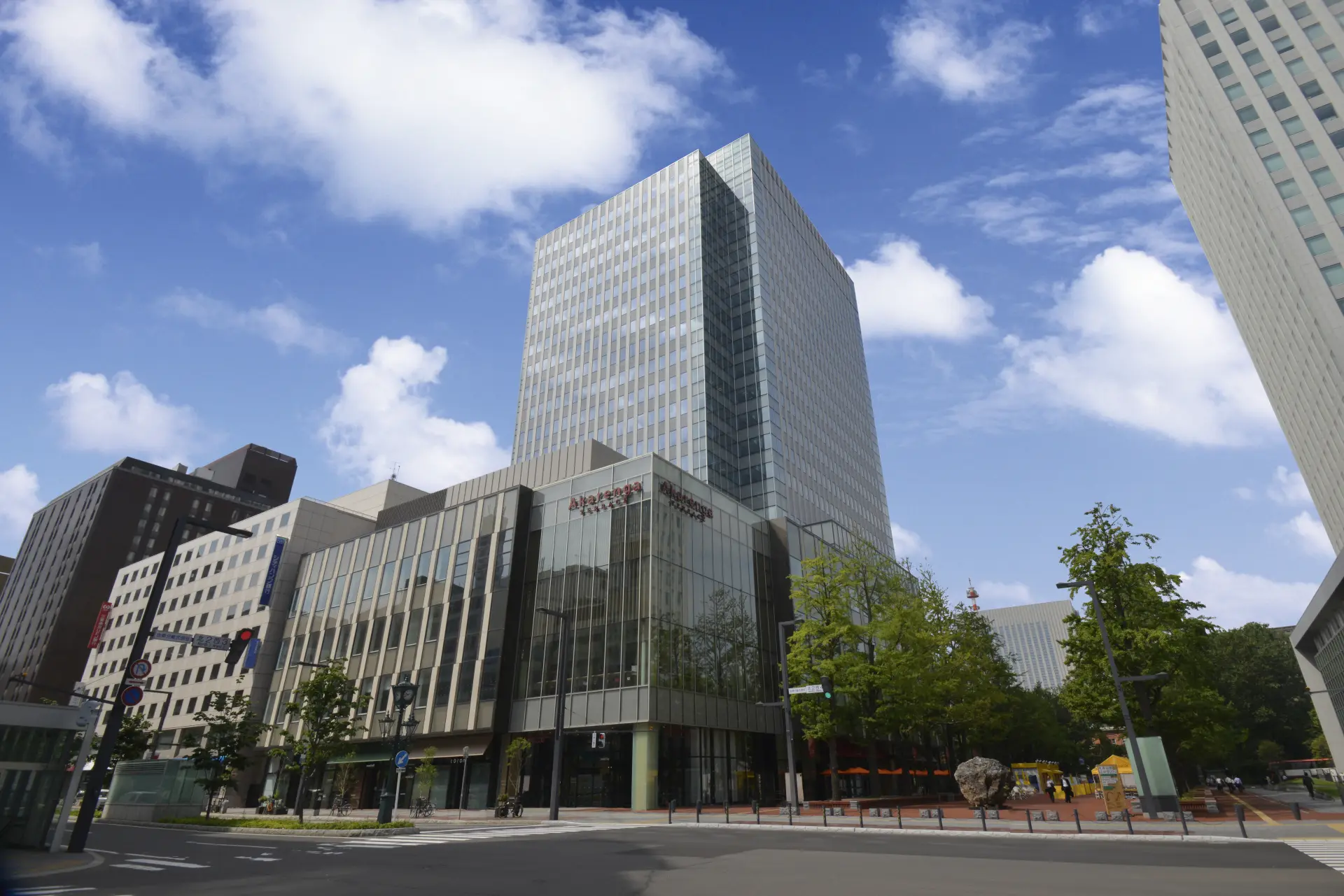 駅から近く、エントランスは吹き抜けになっていて開放的
