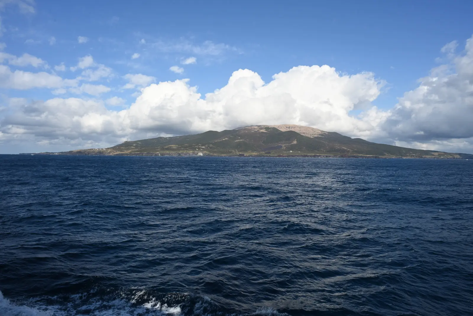 島嶼中央矗立著海拔775公尺的雄山