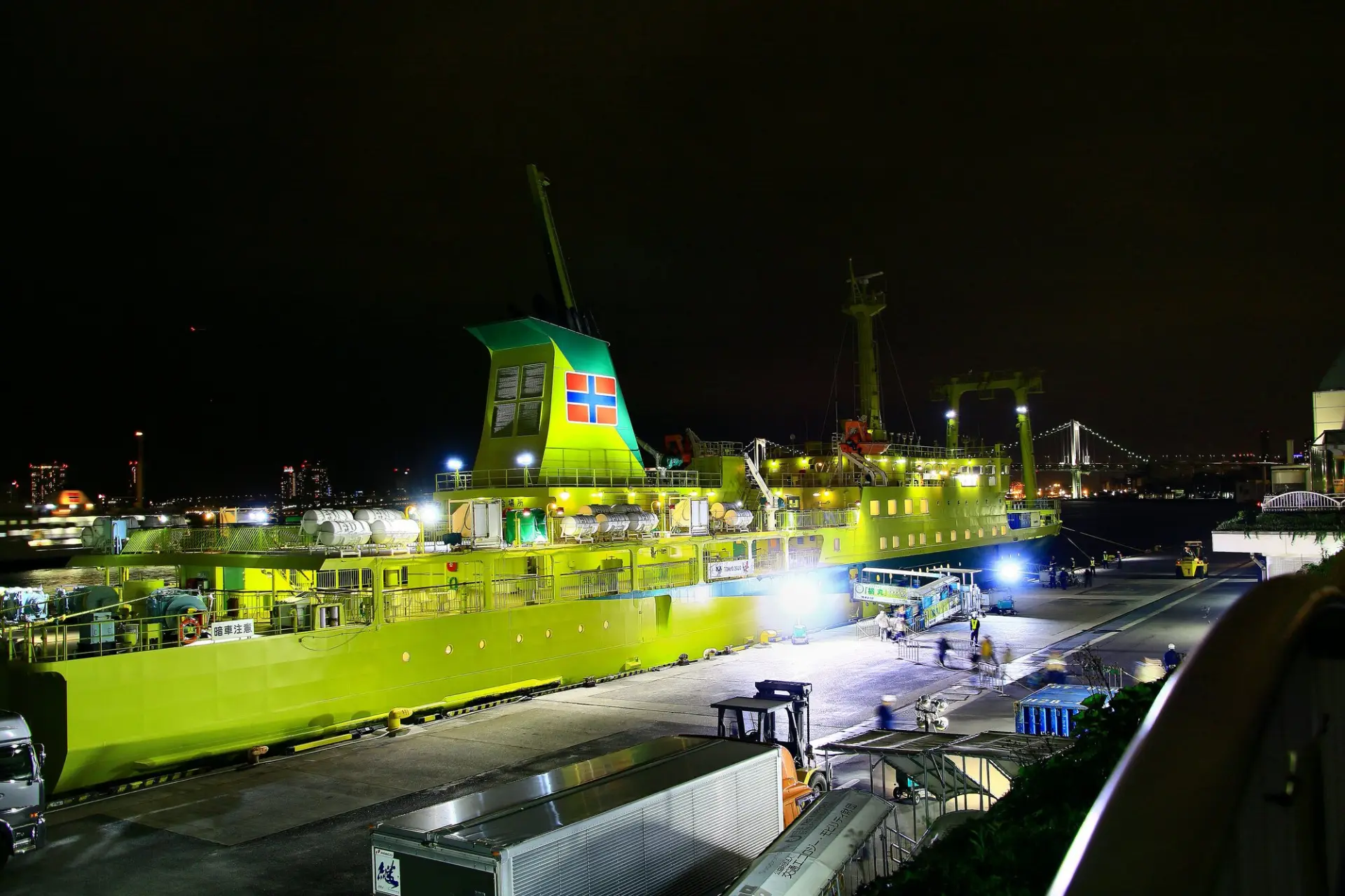 前往三宅島的大型客船於夜間從東京竹芝碼頭啟航