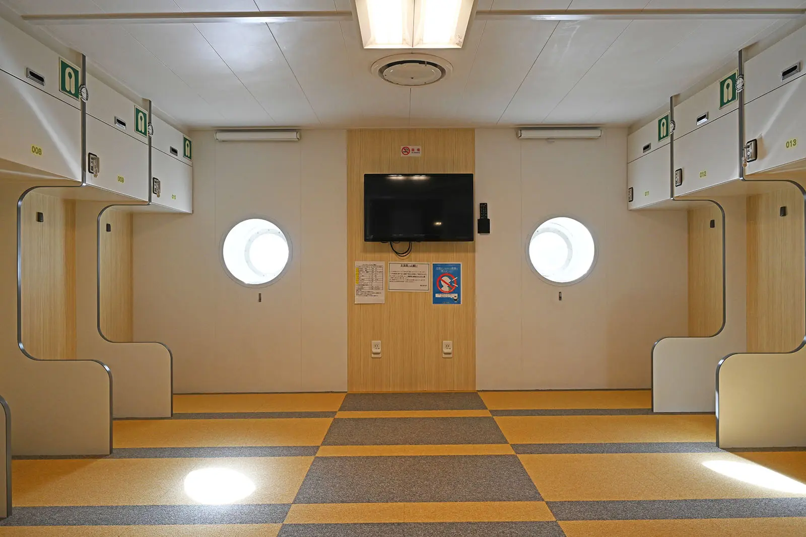 票價最便宜的多人房二等艙,可使用附鎖置物櫃