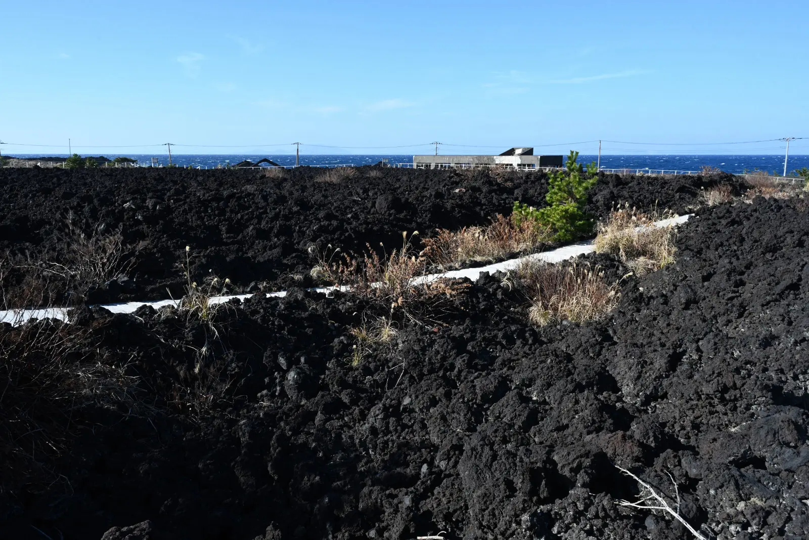 在火山體驗步道能近距離感受熔岩流的驚人威力