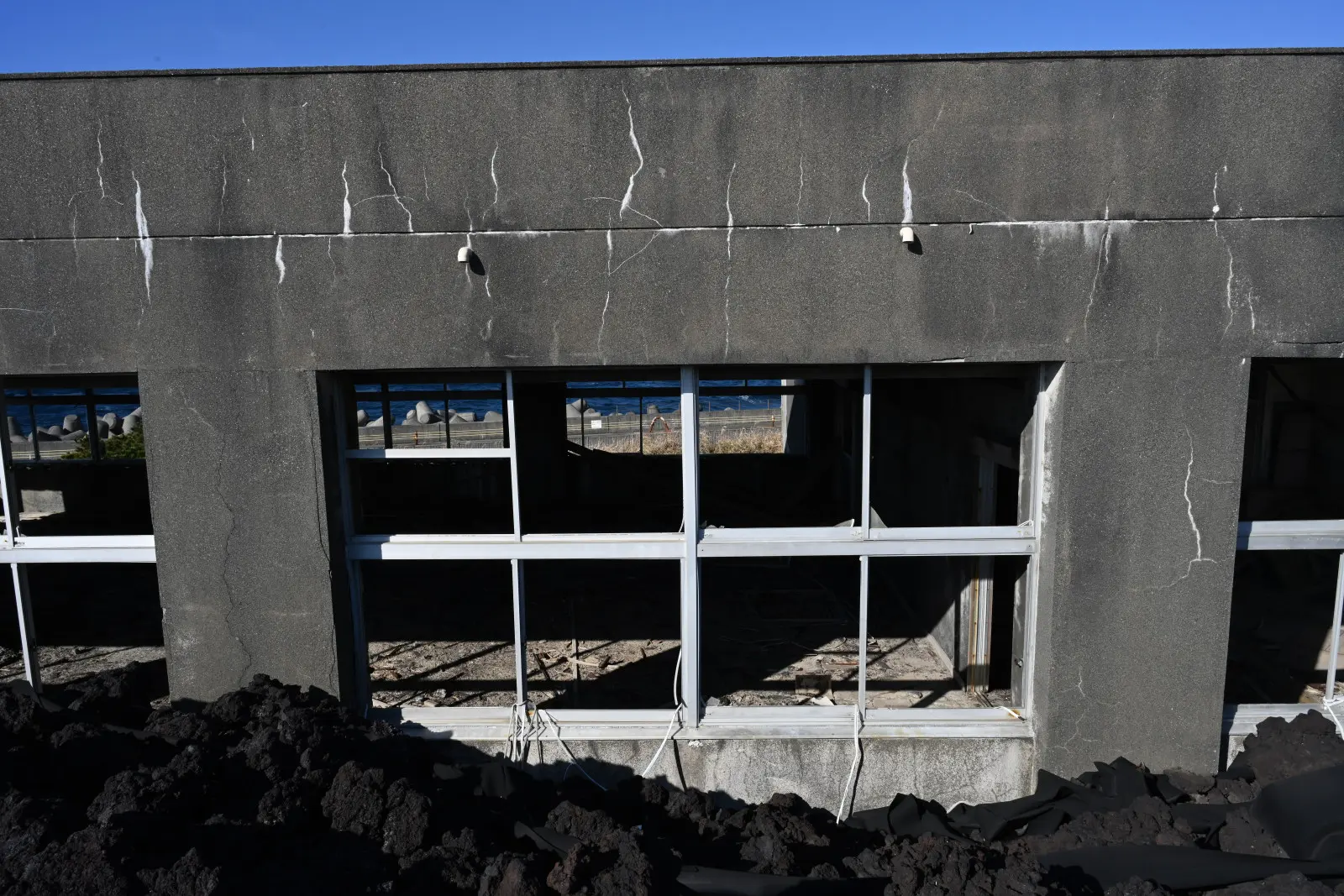 雖是堅固的混凝土建築,仍因熔岩流而嚴重受損